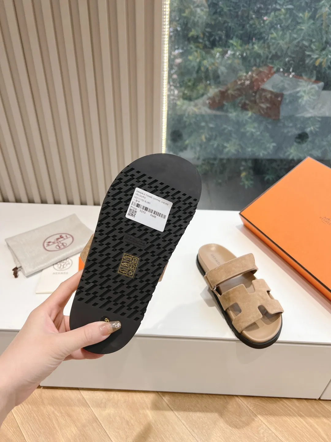 👟👟Ex-factory price 440👟👟 (Top version) H family 2024 spring and summer new style HERMES Hermes' recently popular couple's shoes, pig nose angle sandals and slippers, paired with various colorful socks, very trendy. Upper lining: imported original leather. Outsole: non-slip and wear-resistant outsole. Size: female 35-42 (40/42 non-returnable and non-exchangeable) Men’s size: 39-45 (45 is non-refundable and non-exchangeable)